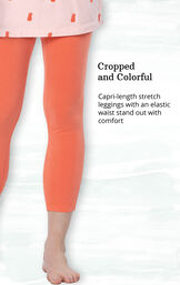 Cropped and colorful - capri-length stretch leggings with an elastic waist stand out with comfort image number 3